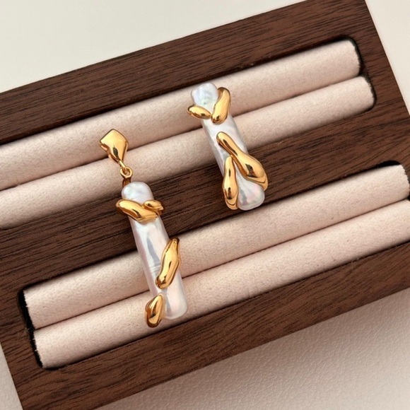 Gold Pearl Earrings/Stubs,‎ 18k Gold and 925 Sterling Silver - Picture 5 of 9